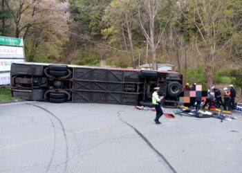 충주서 이스라엘 관광객 태운 버스 전도…1명 사망·13명 중상