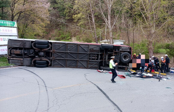 충주서 이스라엘 관광객 태운 버스 전도…1명 사망·13명 중상
