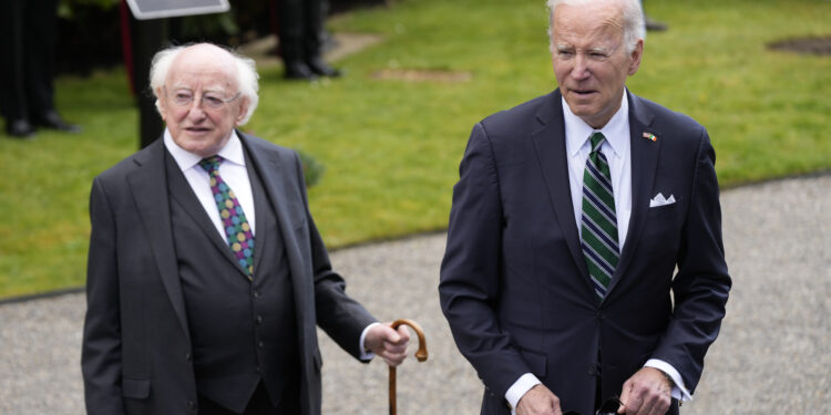 바이든 美 대통령 유출 문건 첫 언급 “전면적 조사 필요”