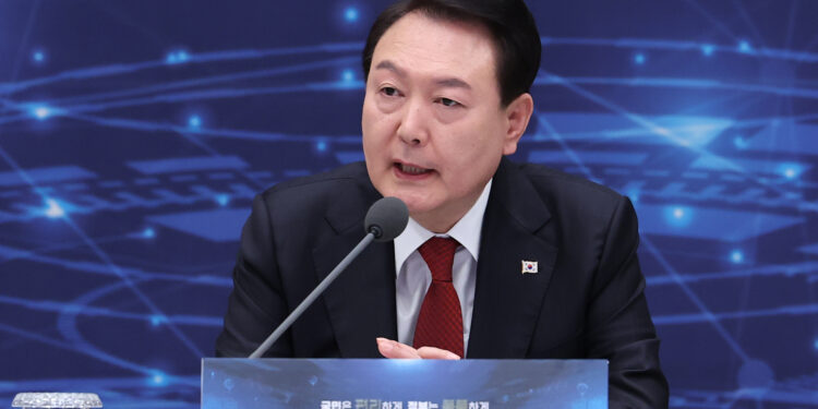 尹대통령 지지율 5개월 만에 20%대로…“美 도청 대응과 무관치 않아”[한국갤럽]