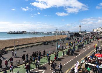 드넓은 봄바다, 눈부신 봄하늘… 행복을 달렸다, 희망을 달렸다 [정여울의 힐링 스페이스]