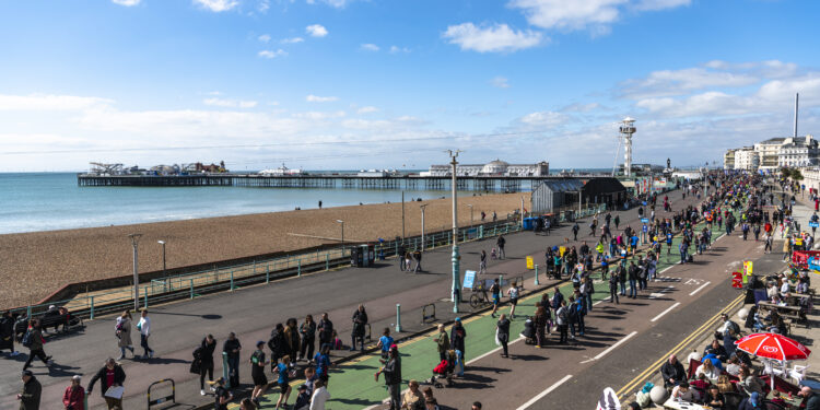 드넓은 봄바다, 눈부신 봄하늘… 행복을 달렸다, 희망을 달렸다 [정여울의 힐링 스페이스]