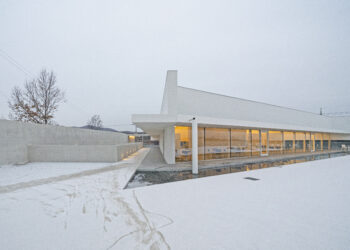 고속도로 옆 떠 있는 하얀 벽… ‘삼각형 카페’ 일상 벗어나다[건축 오디세이]