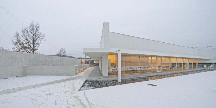 고속도로 옆 떠 있는 하얀 벽… ‘삼각형 카페’ 일상 벗어나다[건축 오디세이]