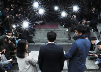 구속 피한 안희정처럼?… 송영길 ‘자진 출두’ 전략 통할까