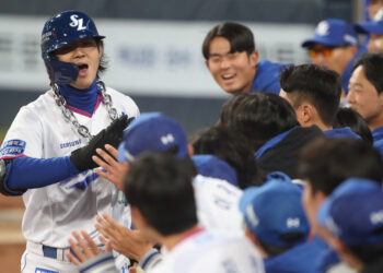 곰탈 쓴 왕년의 라이언킹… 첫 대구 원정서 ‘납작코’