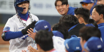 곰탈 쓴 왕년의 라이언킹… 첫 대구 원정서 ‘납작코’