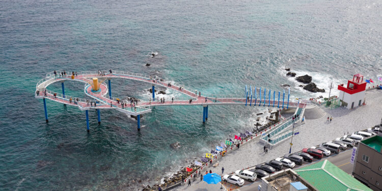 바다 끝에서, 수많은 삶을 마중하다…역사 앞에서, 그들의 온기를 느끼다[권다현의 童行(동행)]