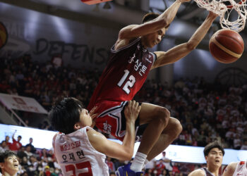 KGC ‘끈끈이 수비’ 통했다… 승부는 원점