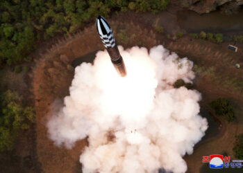 “北 화성18형 ‘북한판 야르스’…다탄두 탑재 목표 개발 가능성”