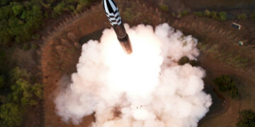 “北 화성18형 ‘북한판 야르스’…다탄두 탑재 목표 개발 가능성”