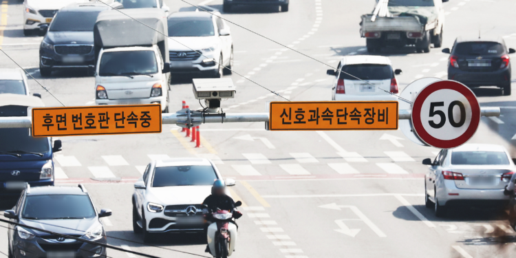 과속카메라 지났다고 ‘쌩’?… ‘급가속’ 742대 뒷번호판 찍혔다