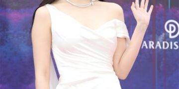 아이유, 6곡 표절 혐의로 고발당해…소속사 “연락받지 못했다”