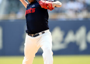 되살아난 롯데 ‘원투 펀치’… ‘안경 에이스’ 퍼즐 남았다