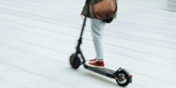 킥보드 함께 탄 여고생들, 택시와 부딪혀 1명 사망