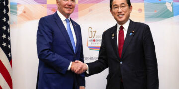 기시다 “한일관계 더 진전시킬 것” 바이든 “환영”