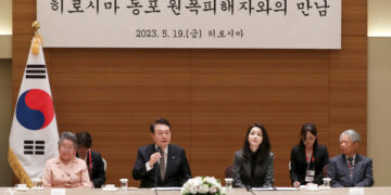 히로시마 원폭 피해 동포 만난 尹, “고국 함께 하지 못한 것 사과…한국에 초청”