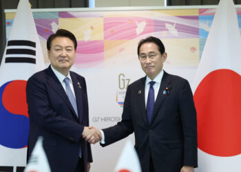 尹, “위령비 공동 참배, 기시다의 용기로 기억될 것”