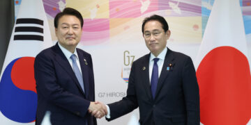 尹, “위령비 공동 참배, 기시다의 용기로 기억될 것”