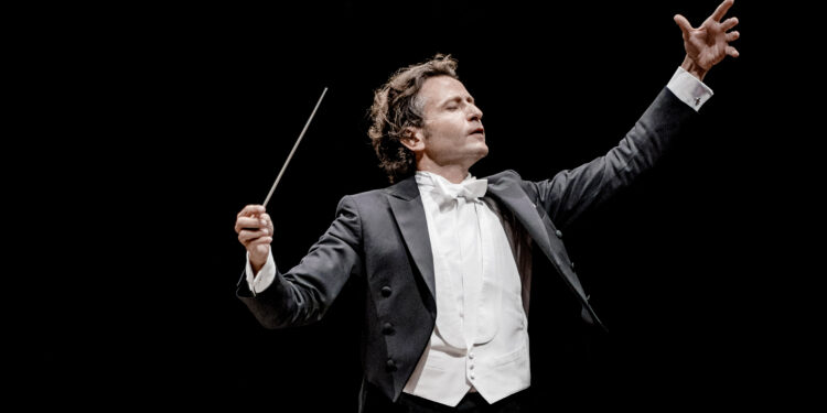 젊은 마에스트로 히메노 “첼리스트 한재민의 발전 지켜보는 건 영광”