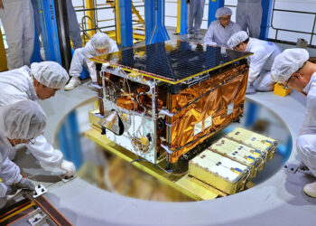 누리호, 진짜 위성 8기 싣고 첫 실전 우주비행