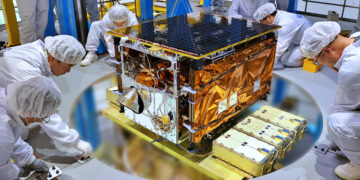 누리호, 진짜 위성 8기 싣고 첫 실전 우주비행