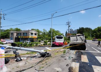 대만여행객 탄 전세버스, 덤프트럭과 충돌… 37명 부상