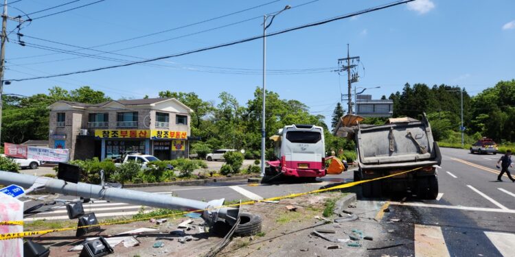 대만여행객 탄 전세버스, 덤프트럭과 충돌… 37명 부상