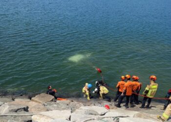 인천 송도 바다로 SUV 추락…50대·20대 母子 숨져