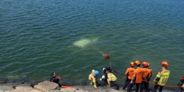 인천 송도 바다로 SUV 추락…50대·20대 母子 숨져