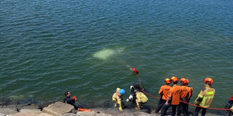 인천 송도 바다로 SUV 추락…50대·20대 母子 숨져