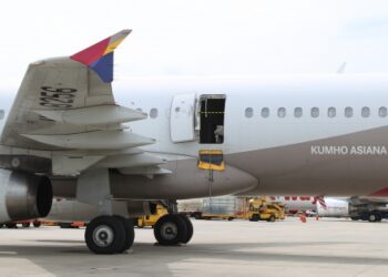 공중서 여객기 출입문 연 30대 “빨리 내리고 싶어서 그랬다”