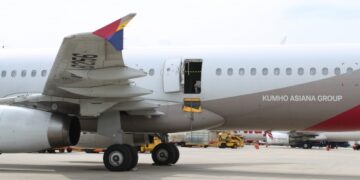 공중서 여객기 출입문 연 30대 “빨리 내리고 싶어서 그랬다”