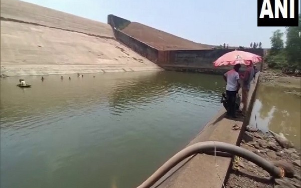 “빠뜨린 휴대폰에 민감 정보” 저수지 물 210만ℓ 빼낸 인도 공무원