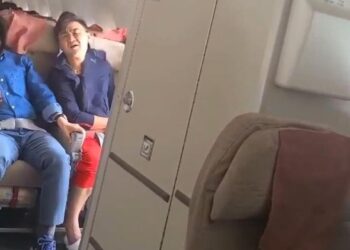 “승무원 악플 마음 아파”…비행기 문 연 범인 제압한 승객의 당부