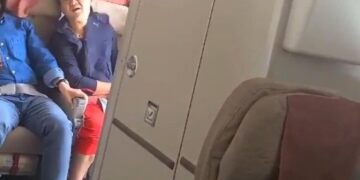 “승무원 악플 마음 아파”…비행기 문 연 범인 제압한 승객의 당부