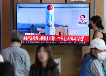 북 “군사정찰위성 사고로 서해추락…빠른기간 내 2차 발사”