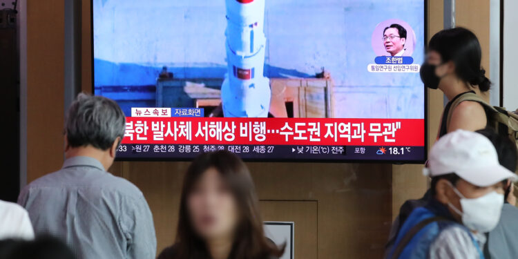 북 “군사정찰위성 사고로 서해추락…빠른기간 내 2차 발사”