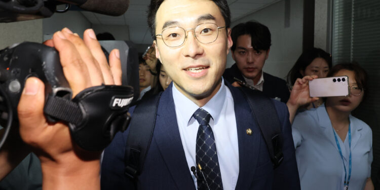 17일만에 나타난 김남국 “수상한 거래? 터무니없어”