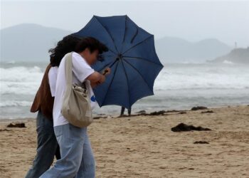 [포토] 비바람 몰아치는 부산 해운대