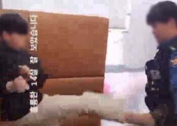 “맞짱 깔래?” 경찰에 발길질 10대…부모 “영상유출 처벌해달라”