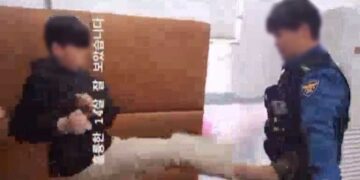 “맞짱 깔래?” 경찰에 발길질 10대…부모 “영상유출 처벌해달라”