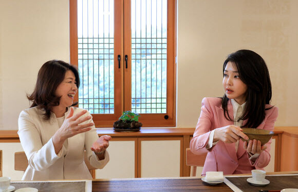 [포토] ‘담소 나누는’ 한일 정상 부인