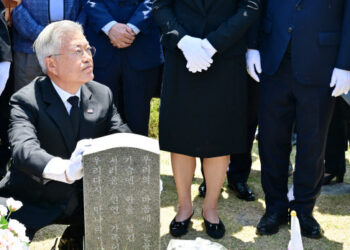 [포토] 문재인 전 대통령, 퇴임 후 첫 5·18 참배