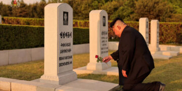 [포토] 북한 김정은, ‘후계 스승’ 현철해 묘소 참배