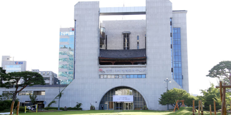 차도를 자전거 길로, 도로 중앙엔 버스정류장…전주시 메인 도로 확 뜯어고친다