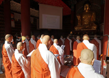 “아이가 둘” 유명 스님 위장 이혼 논란…출판계 손절