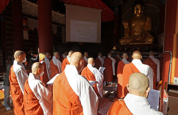 “아이가 둘” 유명 스님 위장 이혼 논란…출판계 손절