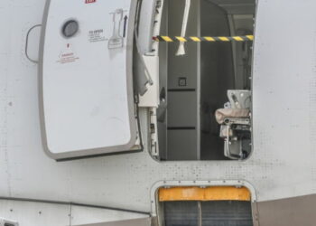 승객이 뜯은 아시아나 비상문…수리비 6억 4000만원 든다