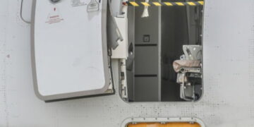 승객이 뜯은 아시아나 비상문…수리비 6억 4000만원 든다